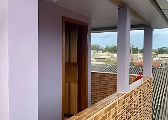 Casa Terceiro Piso, Meio De Varias Praias